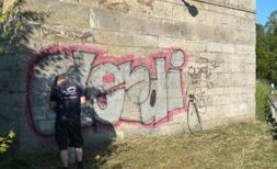 Auf Naturstein befindliche Graffiti