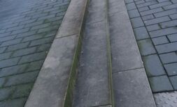 KontraGraffiti entfernt Algen und Moose, um rutschige Gefahren zu beseitigen.