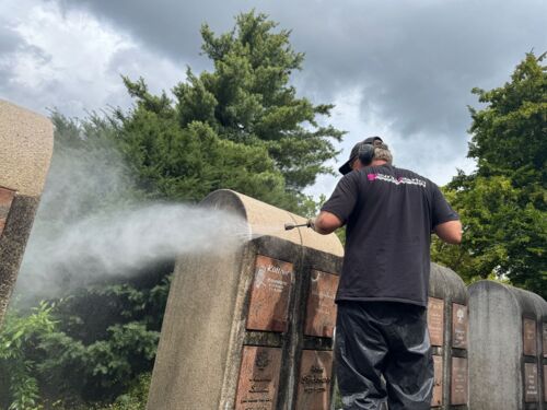 KontraGraffiti reinigt Urnengräber auf allen Mülheimer Friedhöfen