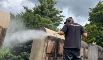 KontraGraffiti reinigt Urnengräber auf allen Mülheimer Friedhöfen