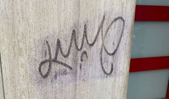 Graffiti auf saugendem Naturstein