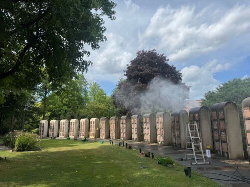 KontraGraffiti reinigt Urnengräber auf allen Mülheimer Friedhöfen