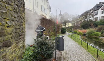 Einsatzteam von KontraGraffiti entfernt Graffiti an einer Fassade in Ratingen und sorgt für ein sauberes, gepflegtes Stadtbild.